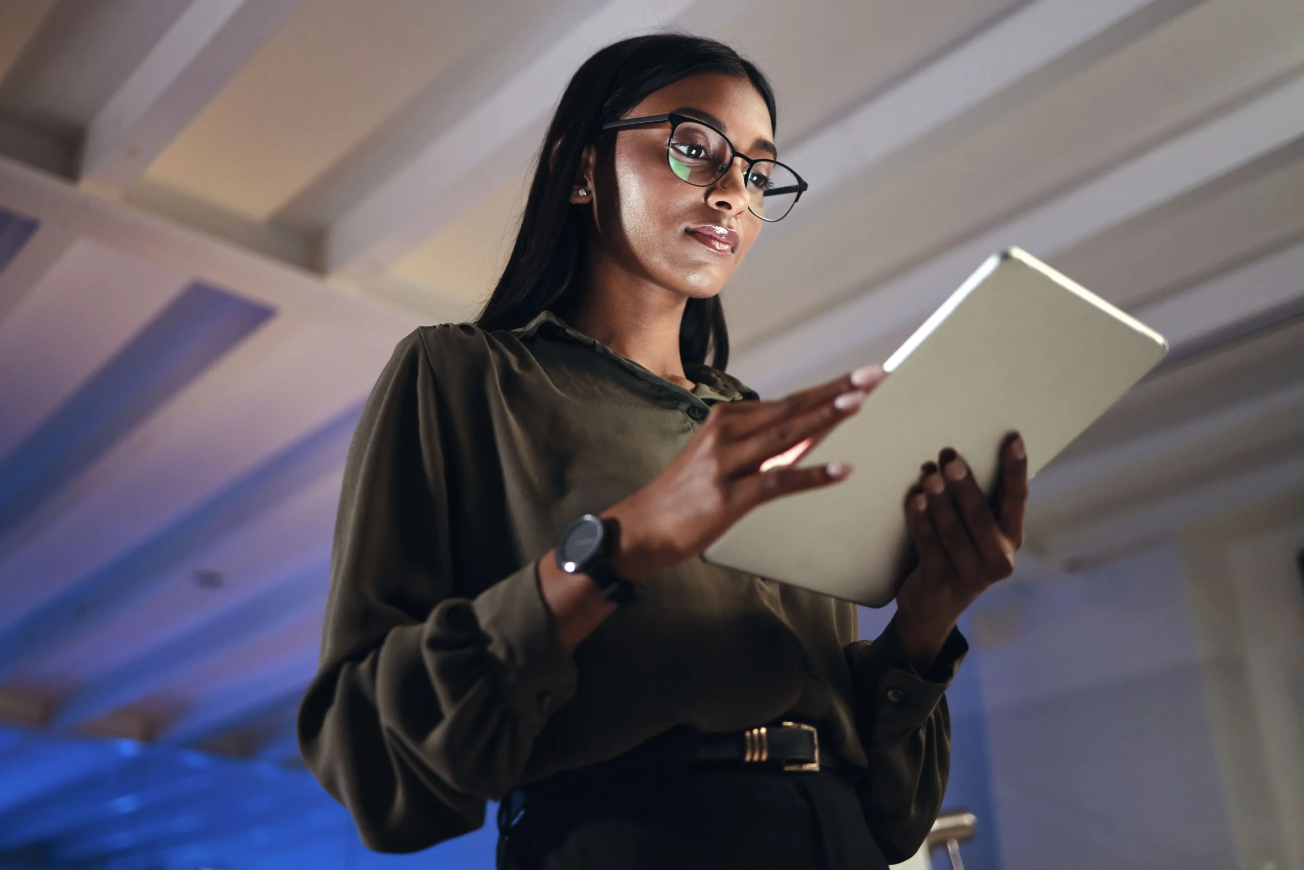 Profissional de marketing analisando dados no notebook e celular, representando a maap, agência de marketing B2B para empresas de tecnologia